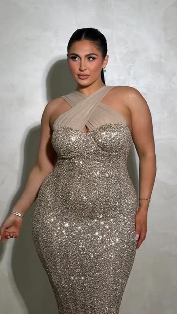 A moment for the dress @FashionNovaCurve 
🔎: Callie Sequin Dress 
•
•
•
#sparklydress #holidaydress #eveningdress #golddress #engagementpartydress