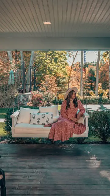 Rustic charm meets modern amenities at @briarbarninn 🥂🍂🌾 Less than an hour north of Boston, the property has 30 beautiful guest rooms — each with a crackling fireplace, soaking tub, robes & slippers, luxe bedding, and a flatscreen tv, making it th