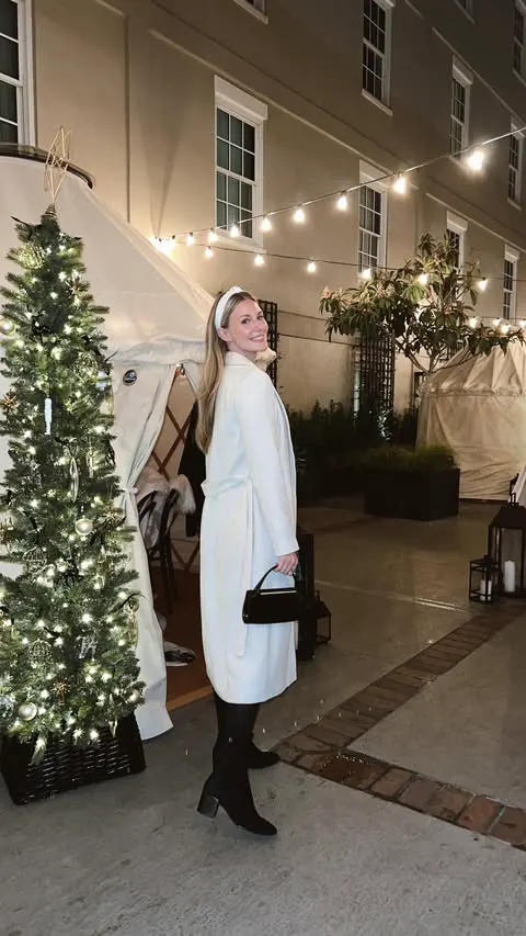 Winter weather 🤝 cozy private yurt 

Highly recommend reserving one of @hotelemeline’s holiday yurts 🛖 in their winter courtyard (next to @frannieandthefox) this season! Sipping boozy hot chocolate and mulled wine and sharing a big platter of fondu