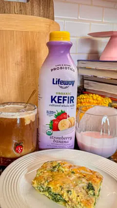 Holiday food season = comfort plates, cozy meals, + heavy bites that keep us warm 🍲🍝🥧 #Ad

To stay balanced, I’ve been starting my mornings with just 4oz of @lifewaykefir — Organic Strawberry Banana 🍓🍌
The easiest probiotic boost: pour, sip, don