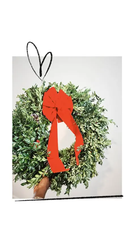 🫣I know everyone’s in Halloween mode 🎃 but honestly, I’m already ready for the holidays 

✨ This gorgeous wreath came right on time because as soon as I wake up tomorrow, my door will be holiday-ready thanks to @wishon_evergreens 

🎄The moment I o