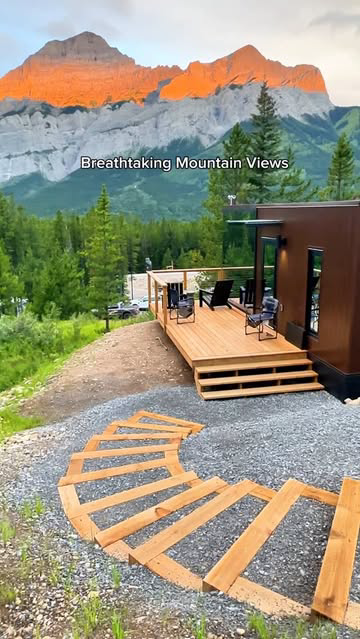 Staying at one of these cute @SkyridgeGlamping cabins surrounded by epic mountain views in Kananaskis is one of the coolest and most luxurious experiences. 

The cabins come furnished with a full kitchen with modern appliances, sitting area, king siz