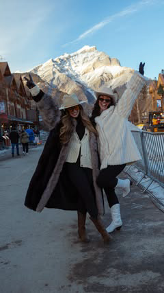 Looking for a one-of-a-kind winter activity in Alberta? Then add snow, skis, horses, and western fashionistas to your list of things to watch this Sunday at Skijoring in Banff! ⛷️ 🐎 🤠

Can’t make it to the mountains this weekend? No worries! @skijo