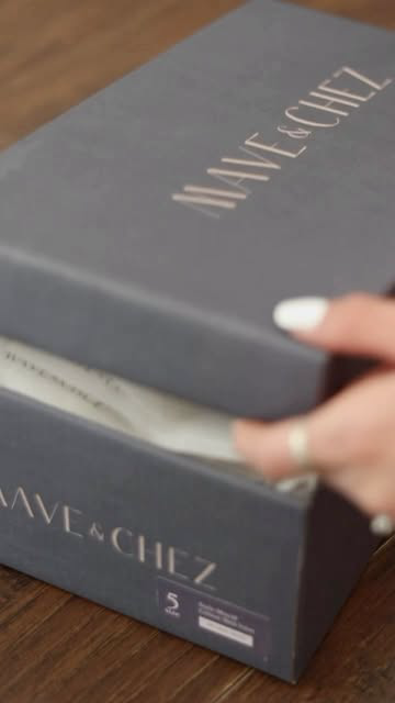 Unboxing…😍
.
.
The quality is luxury! BUT… we will get to that in a moment. I want to mention my most loved aspect of @maveandchez being the foundation of the brand itself. The name was inspired by Co-Founders Dani Kagan and Victoria Marshman late g