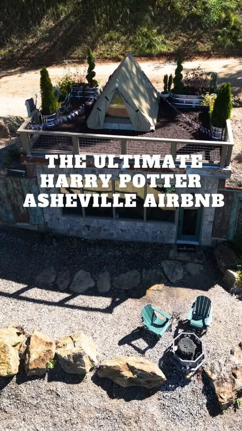 AMAZING HARRY POTTER THEMED AIRBNB TURNS 43 YEAR OLD INTO A KID AGAIN. 

“Alchemy” by @earthandskydwellings is one of my all-time favorite airbnbs. It’s a space that just makes you happy!

What looks like a regular canvas tent is really an earthen st