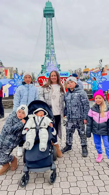 Christmas 🎅 mood is officially ON ❤️🎄🎊☃️

We visited @kingsislandpr yesterday with kiddos and we absolutely loved the Christmas atmosphere and decorations 🎄

So many great Winterfest activities and Christmas parade was the top of the line 🎅 I am
