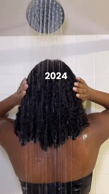 As someone who doesn’t blow dry or flat iron regularly I’m always so surprised by the length retention. Because when you’re wearing your hair curly for months on end it can look like it isn’t growing.

#naturalhair #type4hair #healthyhairjourney