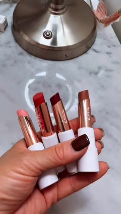 Soft, hydrated, and naturally plumped 💋 My lips’ secret? A daily dose of moisture magic — never skipping my lip care routine! @everskincare 

#everskincare #everskincarepartner #drylipssolution #columbusohio #ohioinfluencer #ohiocreators #dailylipca