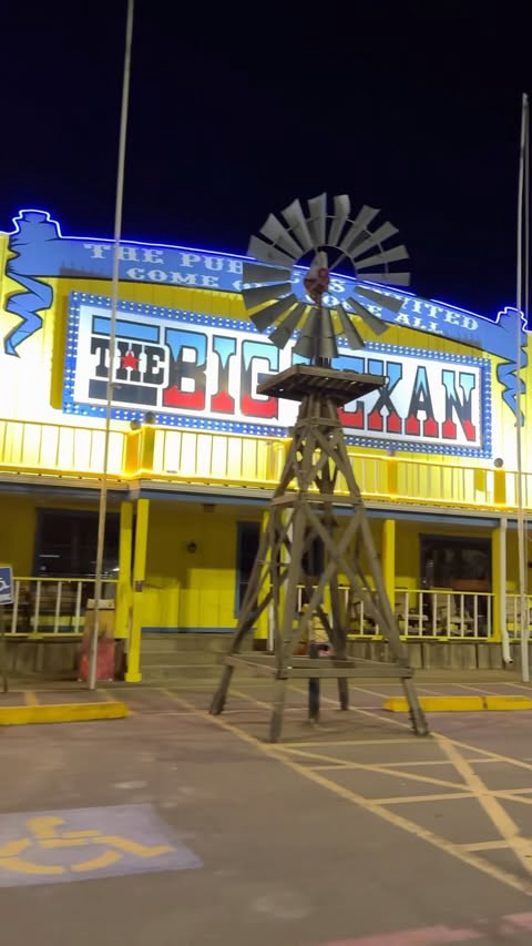 🥩 GET A 72OZ STEAK FREE, ENJOY A BEER, & STUMBLE TO YOUR MOTEL ACROSS THE PARKING LOT 🍺
Come with me to spend the night at The Big Texan Steak Ranch in Amarillo, Texas! This historic Route 66 stop has been open since 1960, and the motel was built i