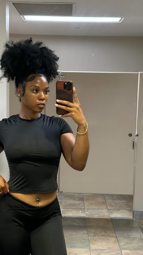 Tight hips 🫱🏾‍🫲🏽 knee pain: the duo no one wants 😩 

#mobility #deepsquat #stretching #gym #ﬁtness #gymgirl #discipline #detroitpersonaltrainer #gymreel #injury #stretchingexercises #mobilityexercises #ｍobilitytraining