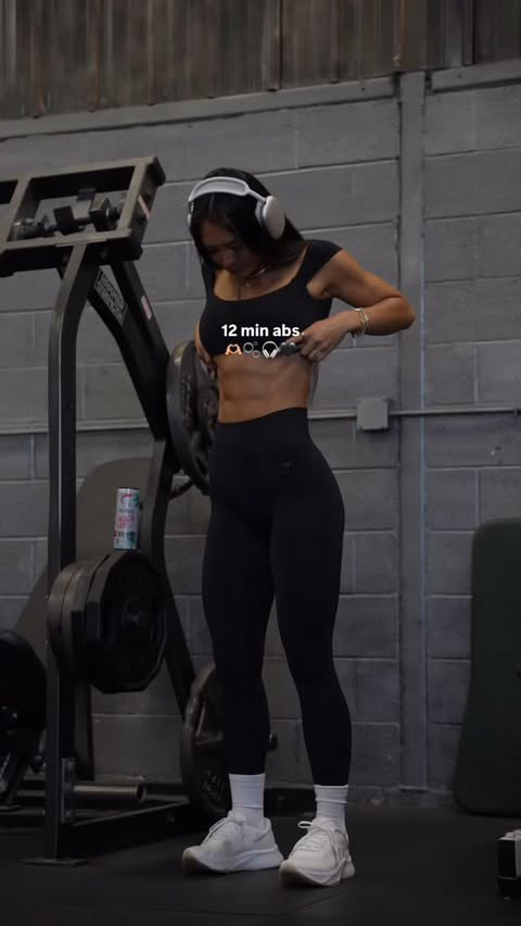 little core circuit for ya 💦 no excuses, all you need is 12 minutes besties 

circuit:
🖤 in and outs
🖤 commandos
🖤 kb overhead marches 
🖤 kb side bends
🖤 hanging leg raises

perform each exercise for 30 seconds only resting for 45 seconds once 