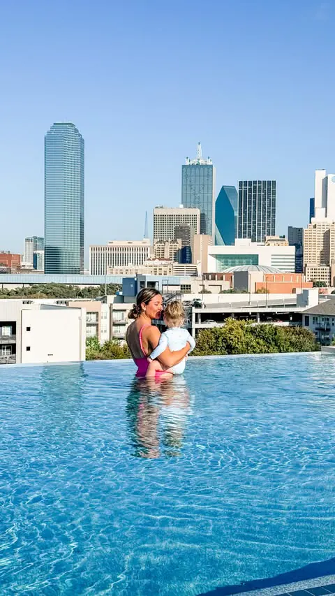 Our stay with @canvasdallas was beautiful and the highlight of this hotel is definitely this beautiful rooftop pool overlooking the city! I love making these kinds of memories with my sweet girl! #dallascavas #dallastexas #canvashotel #canvas #dallad