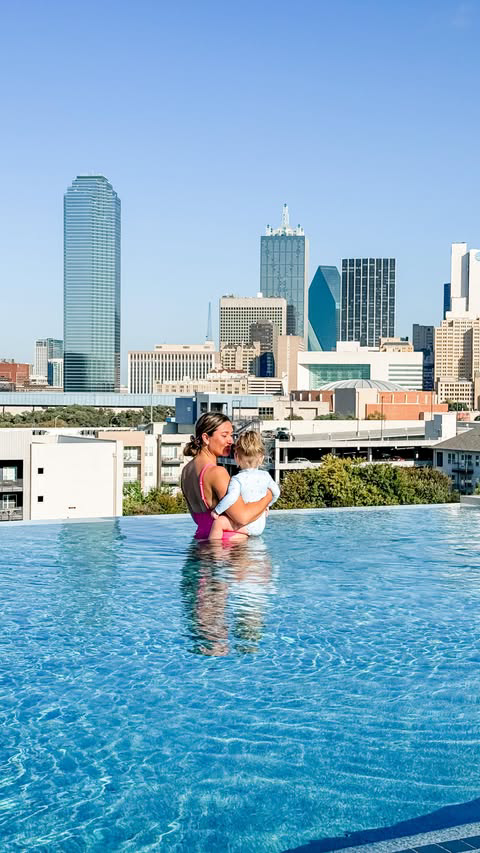 Our stay with @canvasdallas was beautiful and the highlight of this hotel is definitely this beautiful rooftop pool overlooking the city! I love making these kinds of memories with my sweet girl! #dallascavas #dallastexas #canvashotel #canvas #dallad