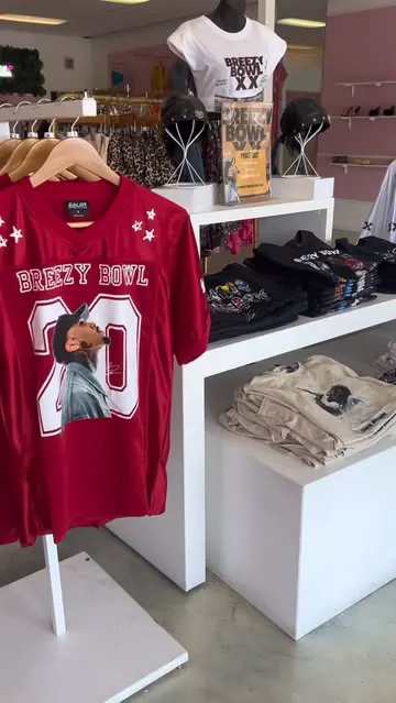 Breezy Bowl Collection just DROPPED!🔥🔥

Available in size Small-3XL!❤️

FREE cutting & styling with purchase!

Everything is available NOW! no pre orders or holds

#detroitboutique  #detroitplussizeboutique #breezybowl #concertoutfit #teambreezy