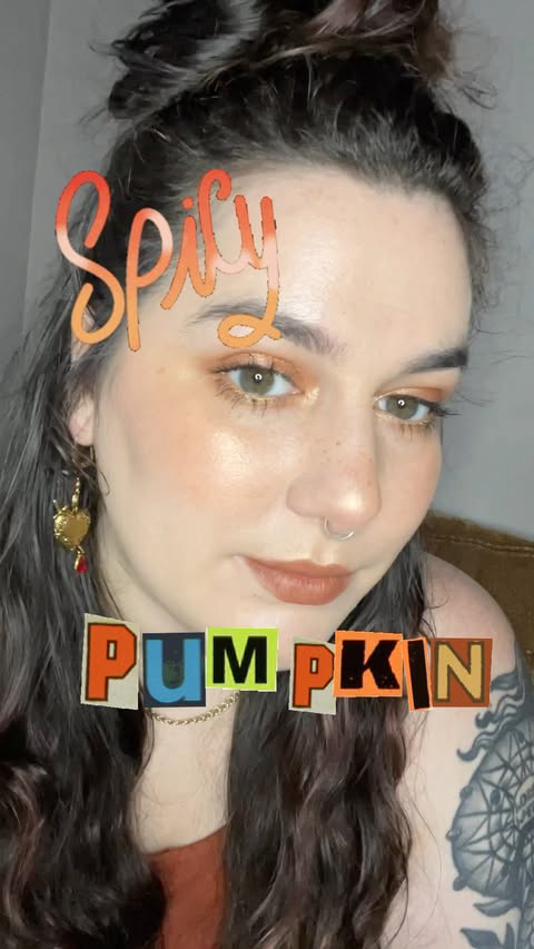 🌶🎃SPICY PUMPKIN🎃🌶 ft. @athrbeautyco 
.
.
Here’s a fun fall look since IT’S OCTOBER ALREADY WHAT?! 
I used a bunch of products from one of my fave brands @athrbeautyco - including Desert Moon Highligting oil - a hydrating face and body oil that le