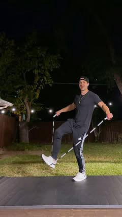 I’m still here 👋🏼 Been busy with work, family, holidays, and other stuff lately, but I didn’t forget how to jump rope 😛 Thanks @elitejumpsco for the new salt and pepper rope! 

#jumprope #skipping #cardio #fitness