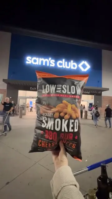 THIS is the snack you’ll want to bring home for the holidays! 🎅🏼 These hickory smoked cheese puffs from @lowandslowsnacks are everything you could want in a snack 🤤 Get them NOW at @samsclub and @walmart! 

#snackthatsnacks #foodie #lowandslowsnac