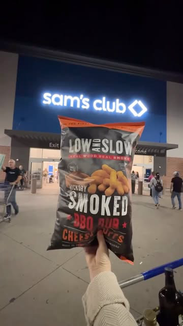 THIS is the snack you’ll want to bring home for the holidays! 🎅🏼 These hickory smoked cheese puffs from @lowandslowsnacks are everything you could want in a snack 🤤 Get them NOW at @samsclub and @walmart! 

#snackthatsnacks #foodie #lowandslowsnac