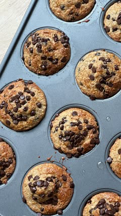 if you’re looking to simplify your mornings, let this be your sign to make these healthy high protein chocolate chip muffins! Made with some of my favorite brands, @goodculture, @vitalfarms and @bobsredmill and so many more, it is the perfect breakfa
