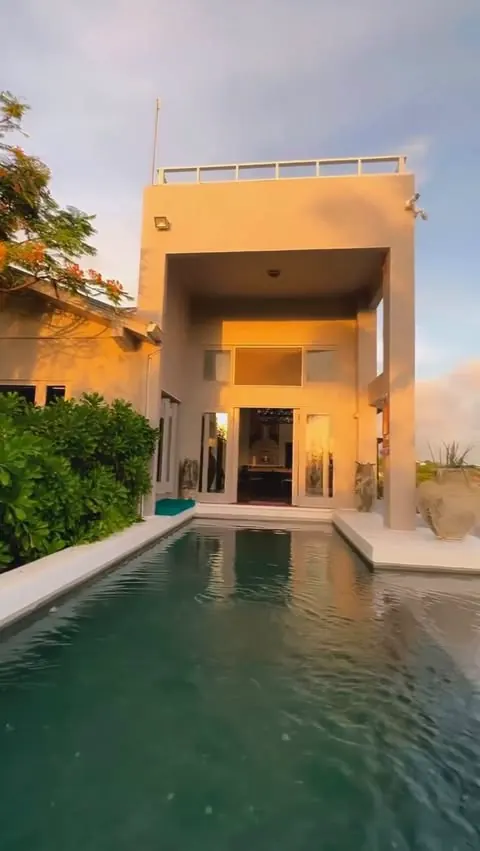 This beautiful villa is located on a private beach and includes a private chef at no extra charge! See villa details below…

📍  Treasure Beach, Jamaica 
🛌  3 Bedrooms - master has a patio
🚽  3.5 Bathrooms
🚿  2 Outdoor Showers
🍴  Private Chef 
🌅