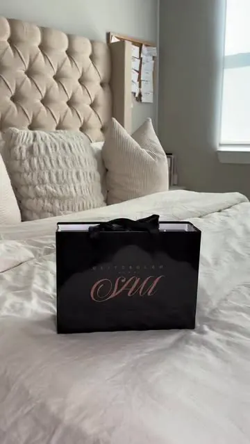 You get a new install and suddenly you’re planning brunch, booking pilates, and calling your boo😌💕🤏🏾✨ 

This hair is giving soft-life housewife and I’m not mad at it!

Shoutout to @glitznglamhairbysam for these luxurious bundles — 10/10 recommend