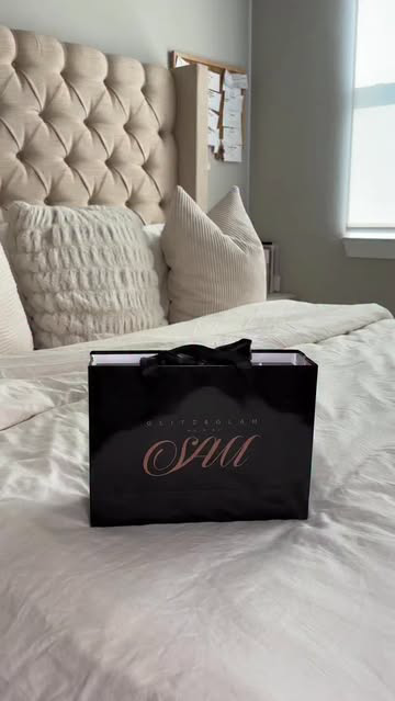 You get a new install and suddenly you’re planning brunch, booking pilates, and calling your boo😌💕🤏🏾✨ 

This hair is giving soft-life housewife and I’m not mad at it!

Shoutout to @glitznglamhairbysam for these luxurious bundles — 10/10 recommend