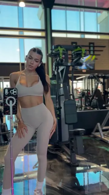 A little bit of today’s workout 🔒🤍

#NPCFitModel #FitModel #NPCCompetitor #NPCBikini #NPCWellness #NPCStage #NPCShowDay #FitModelCompetition #FitModelLife #NPCChampion #offseason #bodybuilder #fitmodel #gym