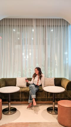 Here are my top 8 reasons you need to book a stay at @kimptonhoteltheta on your next New York City Trip ✨

🛌 The rooms are a great size for NYC
☕️ Cute coffee window!
📖 The lobby is gorgggg
👜 @kimpton 🫱🏼‍🫲🏾 @anthropologie 
✨ The staff were ama