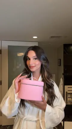 holiday szn 💄 

products used: 

@saiebeauty makeup kit 
@caudalieus vinoperfect serum 
@caudalieus elixir 
@bobbibrown corrector 
@hourglasscosmetics veil skin tint 
@toofaced concealer 
@narsissist concealer 
@milkmakeup @matinee.studio blush 
@ma