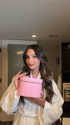 holiday szn 💄 

products used: 

@saiebeauty makeup kit 
@caudalieus vinoperfect serum 
@caudalieus elixir 
@bobbibrown corrector 
@hourglasscosmetics veil skin tint 
@toofaced concealer 
@narsissist concealer 
@milkmakeup @matinee.studio blush 
@ma