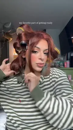 A fresh blowout to start my week 🧚‍♀️
@sharkbeauty flex style 
@hair__mariss on the color 🧡