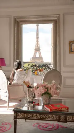 Let’s breakfast in Paris? @plaza_athenee ☕️🥐🇫🇷

Dream goals unlocked with this view! Add in the best pain au chocolat in Paris - I challenge you to find better! - and I’m never leaving. Loved every moment, thank you @sarahwsn and @victoriakhn 💗💗