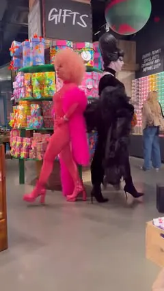 Handbags at dawn -  but who is your money on - Snowfairy or Pumpkin Spice? 🧚🎃 
We had a fab time today thanks for having us @lush go and check out their new store in the Manchester Arndale ! #drag #ukdrag #lush #dragraceuk #dragsos #familygorgeous