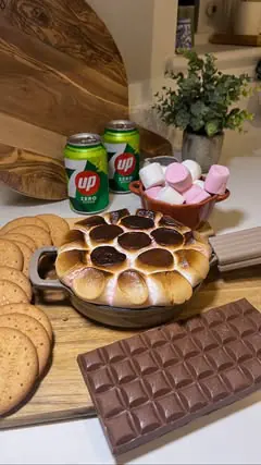 No better vibe than a cosy night in with your bestie, sipping on @7upfree and watching Gilmore Girls on repeat. 

Not to mention, this s’mores dip only took us 10 minutes to whip together… talk about the perfect Autumn evening🙌

Ad @7UpFree #thetast