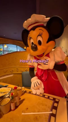 Best interaction with Minnie Mouse 😂💅 #minniemouse #disneyland #girltalk