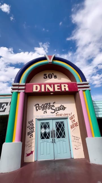A glimpse of SoCal in the nifty 50’s! 

📍Peggy Sue’s 50’s Diner, 35654 Yermo Road, Yermo, CA 

#socal #california #eeeeeats #foodporn #foodphotography #foodstagram #diner #vintage #classic #nostalgia #burger #steak #adventure #roadtrip #desert #sout