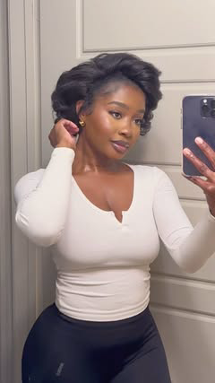 That feeling when you take down your roller set and the curls eats 🤌🏽🥰 Ready for my next hairstyle 💇🏽✨ 
.
.
.
.
.
.
.
#curlsforthegirls #washdayroutine #relaxedhair #rollerset