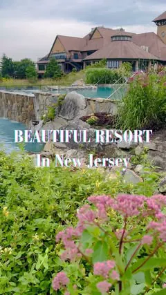 ✨Save and share this amazing getaway destination in New Jersey
 Located in the scenic mountains of northwestern New Jersey and 47 miles from New York City, Grand Cascades Lodge at Crystal Springs Resort @crystalspringsresort is a perfect getaway dest