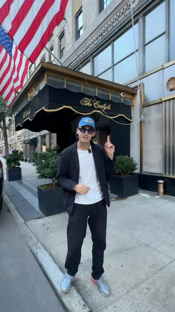 Day 1 of touring “THE BEST HOTELS IN NEW YORK CITY” @rosewoodthecarlyle 

The Carlyle, a Rosewood Hotel.

An Upper East Side institution. A legend, so much they made a documentary about it. Inside, you’ll find Bemelmans Bar. Not a place we hang out. 