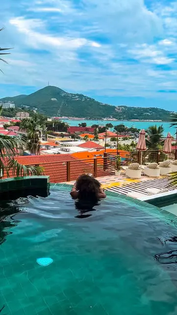 No passport needed to visit @pinkpalmvi the newly opened hotel in St. Thomas, as they are a part of the US Virgin Islands💅🏾. Hotel details below:

•Adults Only Hotel. Perfect for couples, girls trip or solo trips.

•On-site Restaurant- Unfortunatel