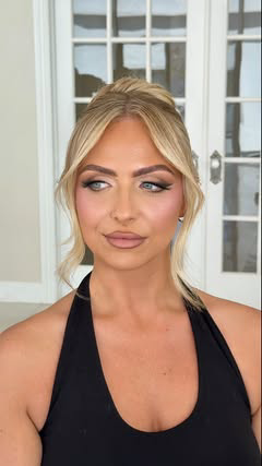 This french twist with the face frame bangs is just chefs 😘 
Also my serious face while working is diabolical 😭😩

Products used:
@kenraprofessional 25 hairspray
@kykhaircare magic dust
@bioionic 1.25 inch long barrel iron

Hair by @stylesbyjet 
Ma