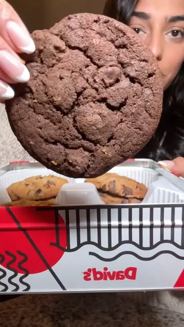 The most perfect Easter gift would be a box of @davidscookies 🐣🍪 Its incredibly easy to send over to your loved ones or buy for yourself! They use fresh premium ingredients that you can definitely taste 🤩 I was blown away by the taste of the butte