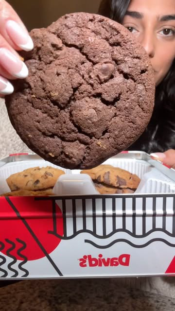 The most perfect Easter gift would be a box of @davidscookies 🐣🍪 Its incredibly easy to send over to your loved ones or buy for yourself! They use fresh premium ingredients that you can definitely taste 🤩 I was blown away by the taste of the butte