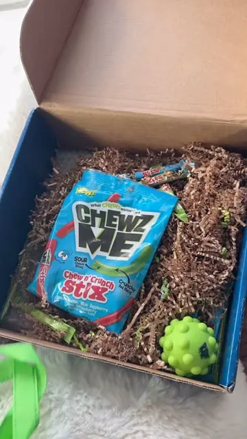 I love candy so much! When @chewzmenow sent me their new Chew n’ Crunch Stix I was so excited to try them and now I can’t put them down! They’re the perfect texture from sweet, chewy, to crunchy 🤩 They come in 3 different flavors blue raspberry, str