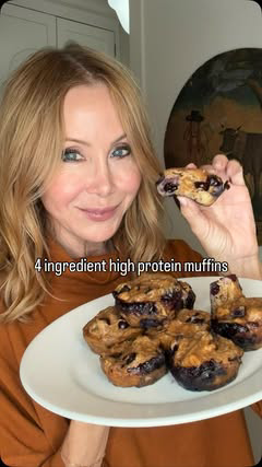 Just 4 ingredients — Banana, peanut butter, eggs, and blueberries🫐🍌🥜 gluten free & protein packed goodness!
Ingredients:
2 ripe bananas, mashed
1 cup creamy peanut butter
2 large eggs
1 cup blueberries
Instructions:
Preheat oven to 350°F (175°C).
