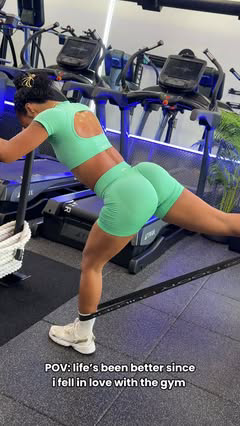 the gym & i go together sooooooooo bad 🤞🏾💘 it’s literally my therapy, my safe space, my everything. do y’all feel the same?

save + share ↗️ with a friend ✨
follow @thegypsygains for more fitness inspo

top + bottom from @aybl 🧼 

#explorepage #g