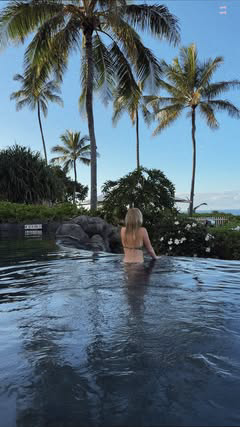 Ocean breeze and Valentino Beauty… kind of an elite combo

@valentino.beauty @sephora 
#giftedbyvalentinobeauty #borninroma #sephora #beautygifts #beautycontentcreator #losangelesbeauty