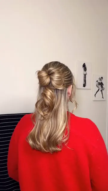 Follow for more fast & easy hair tutorials and styles! You can’t always have a new outfit, but you can have a new hairstyle. I love showing busy women how to get out the door faster while still feeling put together. 
•
•
•
Easy hairstyles for women, 