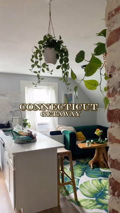 This ‘Caribbean nest’ is located in New Haven, CT ands it was everything i needed for a recharge not too far away from home. It’s a 2 bedroom 1 bath apartment in a 3 story home. It was well equipped with some of everything you need on a stay. The dec