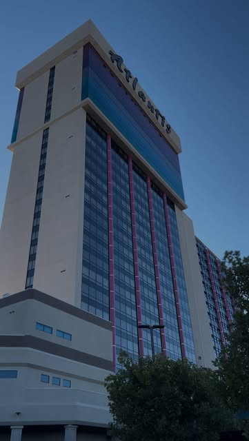 Let’s go check out the newly redesigned Premier King room at the @atlantisreno in Reno, Nevada. 

With city or mountain views from the floor to ceiling windows or the most comfortable Sealy pillow top beds, what more could you ask for. 

King room - 